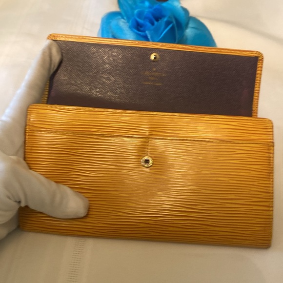 Louis Vuitton Sarah Wallet - Picture 7 of 10